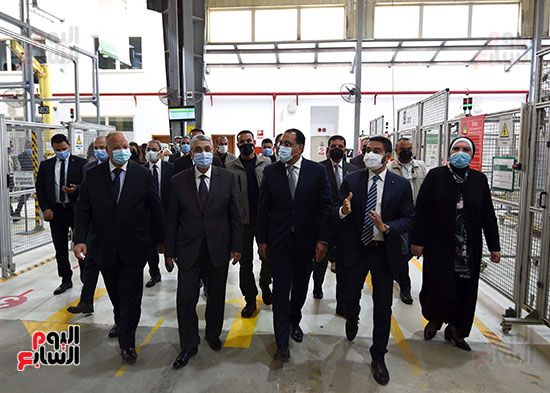 رئيس الوزراء يتفقد المصنع الإقليمى لشركة شنايدر إليكتريك بمدينة بدر (27)