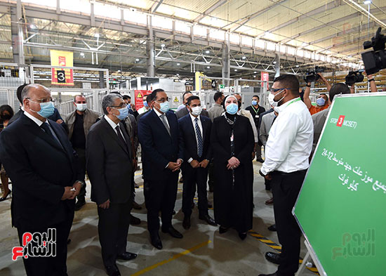 رئيس الوزراء يتفقد المصنع الإقليمى لشركة شنايدر إليكتريك بمدينة بدر (28)