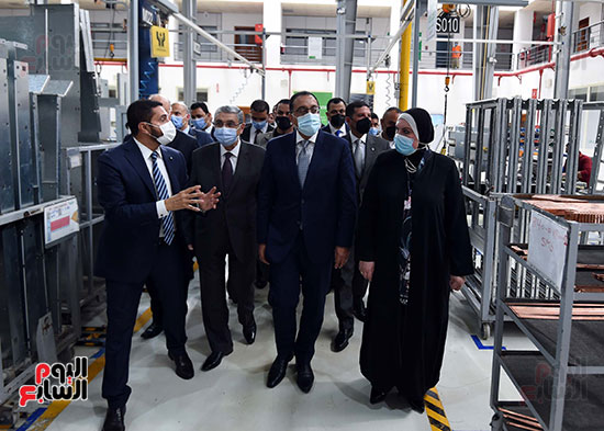 رئيس الوزراء يتفقد المصنع الإقليمى لشركة شنايدر إليكتريك بمدينة بدر (25)