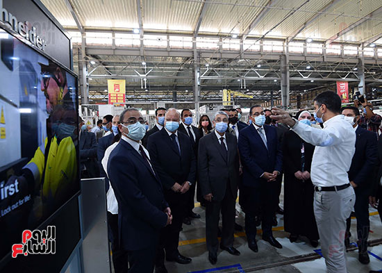 رئيس الوزراء يتفقد المصنع الإقليمى لشركة شنايدر إليكتريك بمدينة بدر (30)