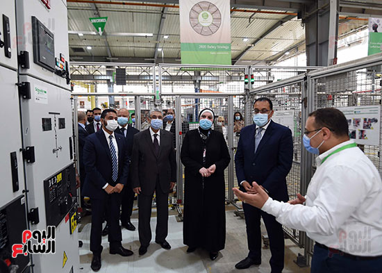 رئيس الوزراء يتفقد المصنع الإقليمى لشركة شنايدر إليكتريك بمدينة بدر (31)