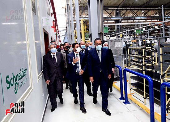 رئيس الوزراء يتفقد المصنع الإقليمى لشركة شنايدر إليكتريك بمدينة بدر (38)