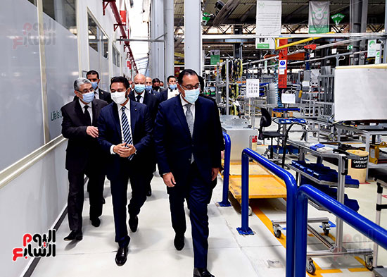رئيس الوزراء يتفقد المصنع الإقليمى لشركة شنايدر إليكتريك بمدينة بدر (39)
