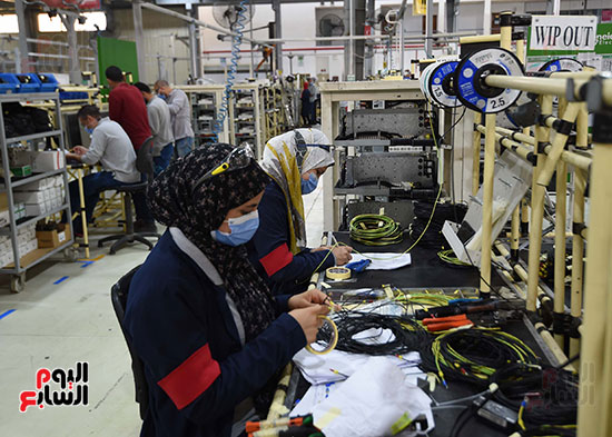 رئيس الوزراء يتفقد المصنع الإقليمى لشركة شنايدر إليكتريك بمدينة بدر (13)
