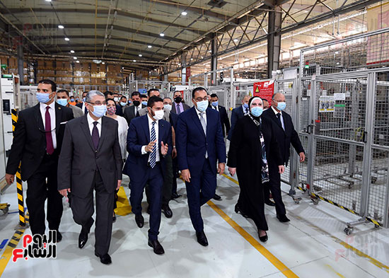 رئيس الوزراء يتفقد المصنع الإقليمى لشركة شنايدر إليكتريك بمدينة بدر (37)