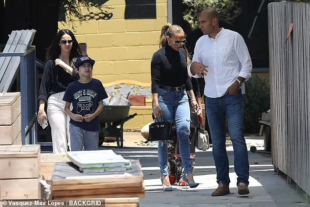 جينيفر لوبيز تزور مدرسة سانتا مونيكا مع ابنها ماكس (3)