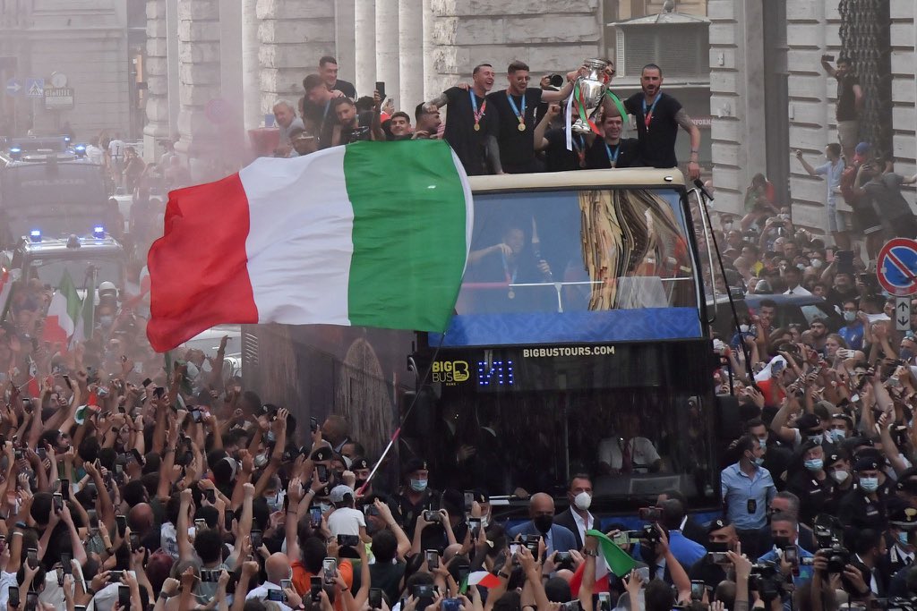 منتخب ايطاليا في شوارع روما (8)