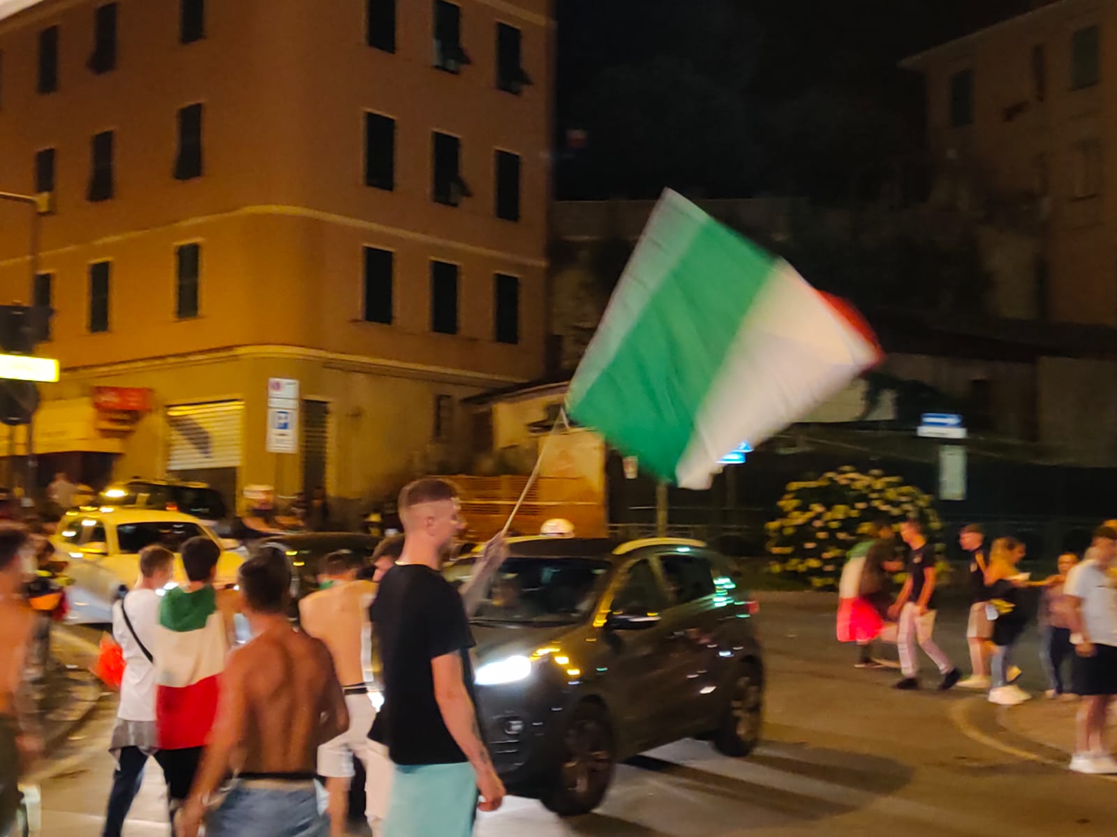 الايطاليون يحتفلون بالاعلام فى الشوارع