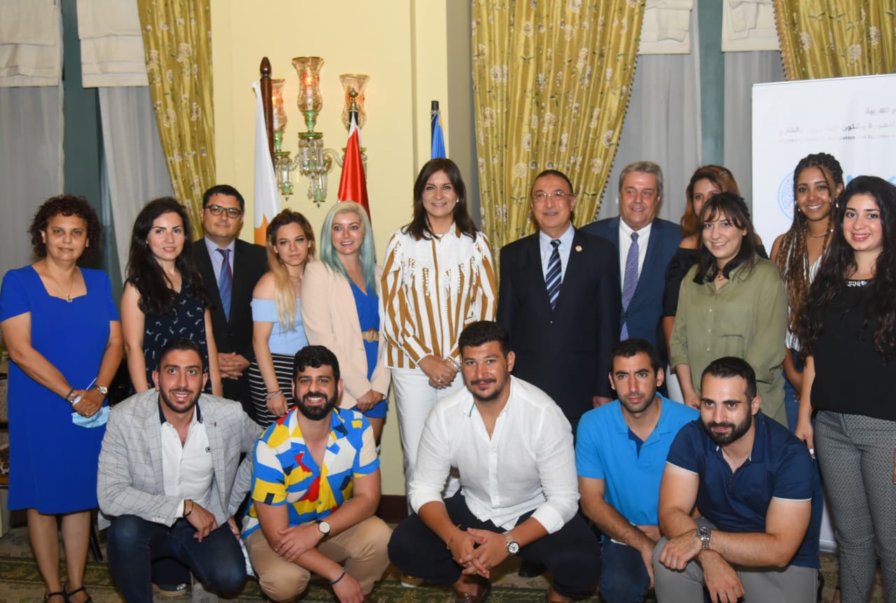 محافظ الاسكندرية ووزيرة الهجرة مع الشباب المصرى واليونانى