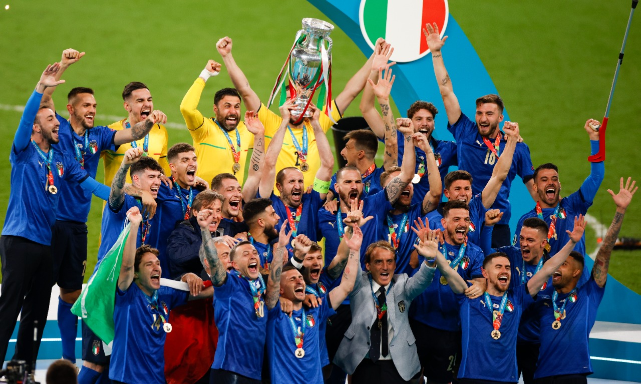 تتويج منتخب إيطاليا (5)