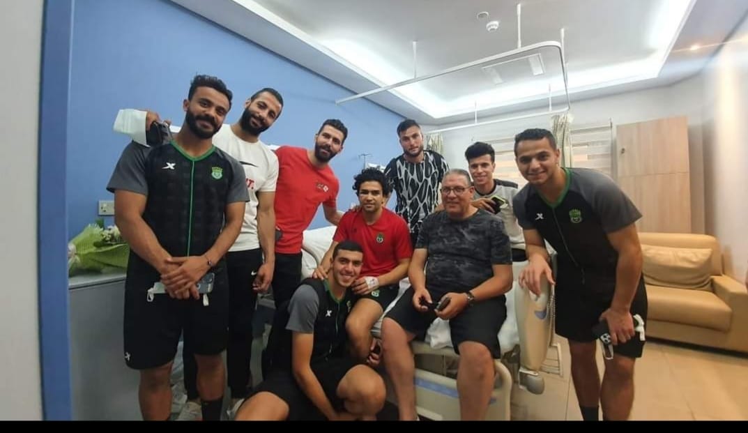 مصيلحى ولاعبو الاتحاد السكندرى في زيارة للغندور بعد الجراحة الناجحة (2)