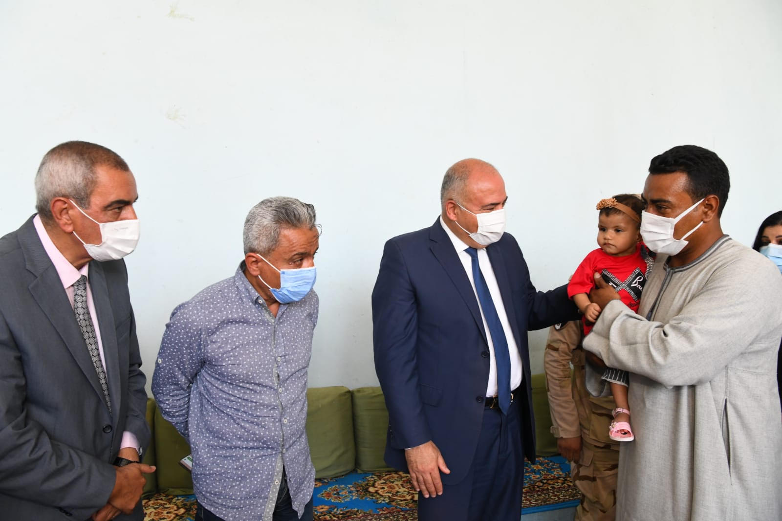 محافظ المنيا ووكيل وزارة الصحة مع اسرة الطفلة تسبيح