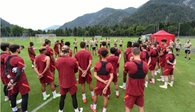 كلوب يحاضر اللاعبين