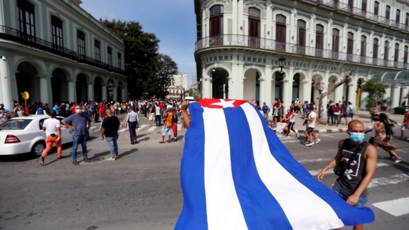 رفع علم كوبا