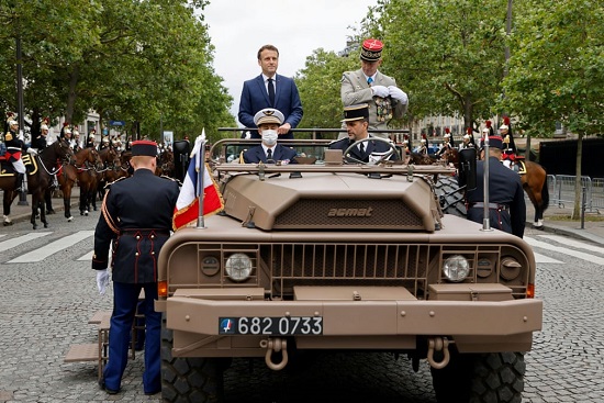 الرئيس الفرنسي إيمانويل ماكرون ورئيس أركان الجيش الجنرال فرانسوا لوكوانتر