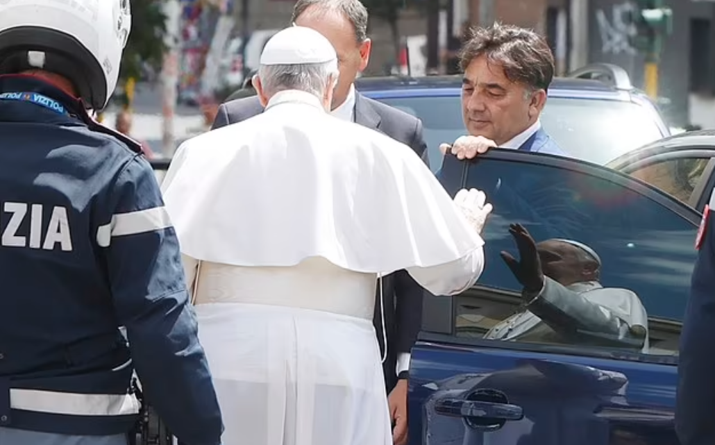 البابا فرانسيس يستقل سيارة  برفقة مساعدة