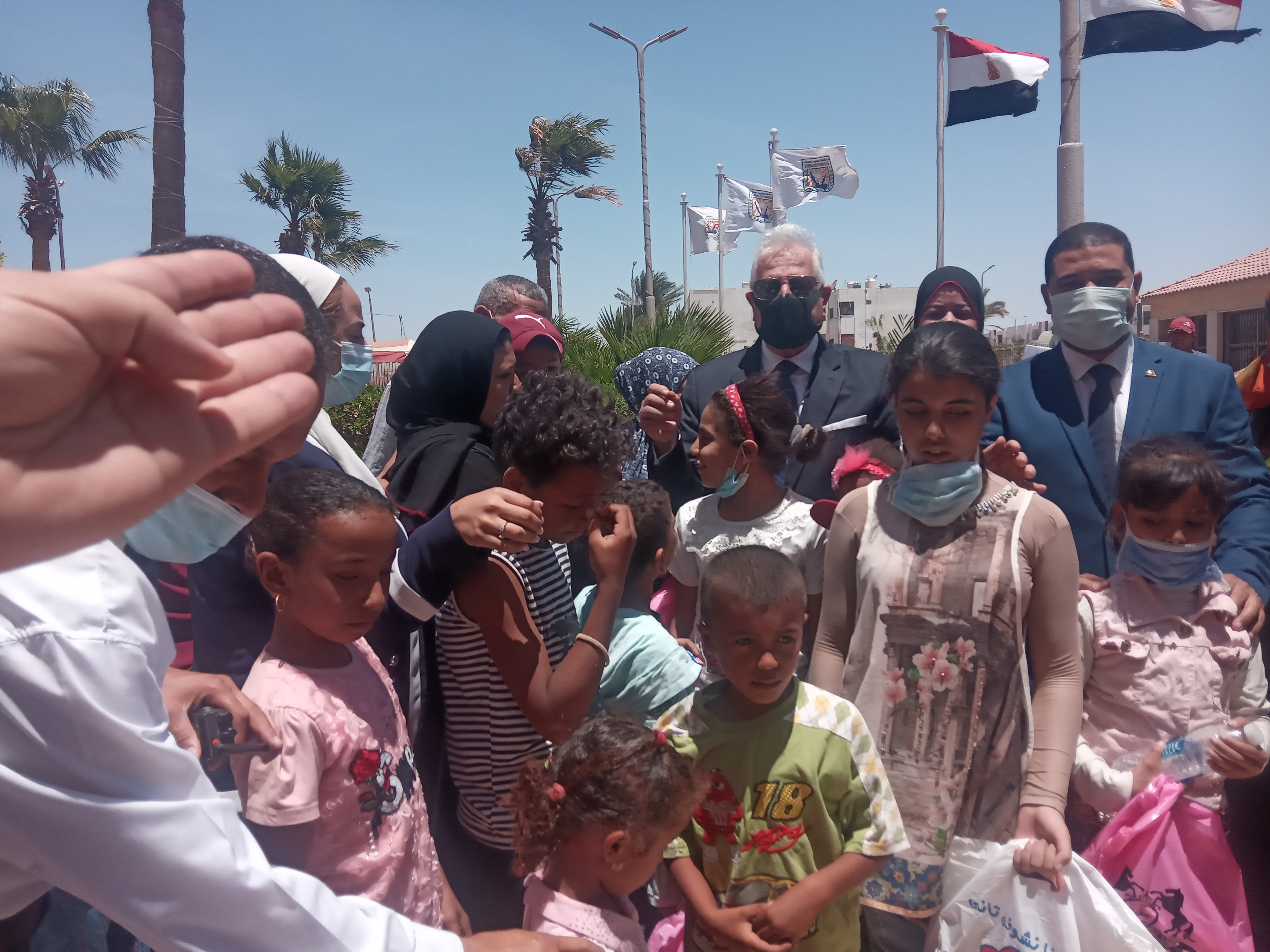 محافظ جنوب سيناء مع الأطفال الأيتام
