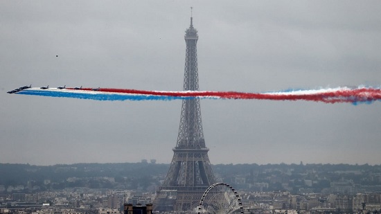 طائرات سلاح الجو الفرنسي تحلق فوق برج إيفل