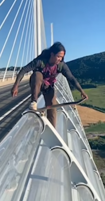 اثناء القفز من على الجسر