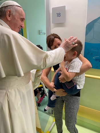 البابا فرانسيس مع طفل بالمستشفى