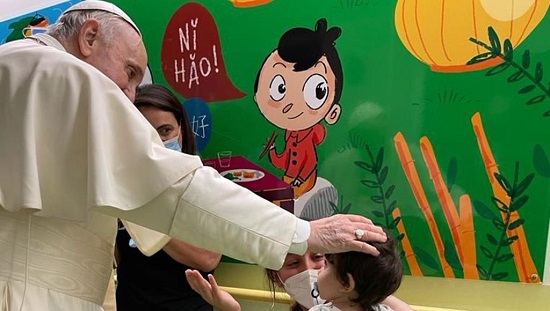 البابا فرانسيس مع أحد الأطفال المرضى