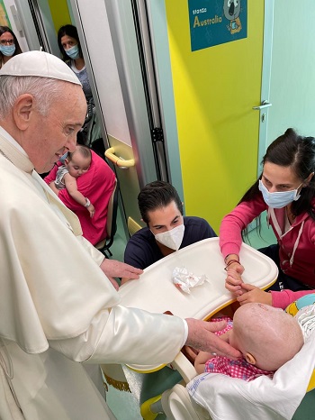 بابا الفاتيكان مع طفل مصاب بالسرطان