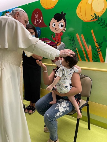 بابا الفاتيكان مع أحد الأطفال بالمستشفى