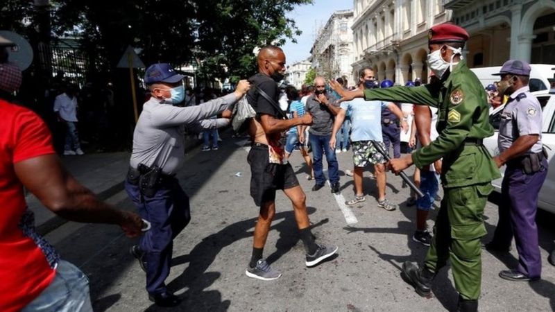 الشرطة الكوبية تستخدم القمع ضد المتظاهرين