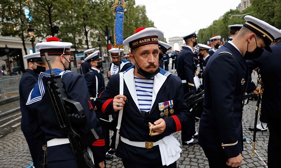 أفراد من البحرية الفرنسية يستعدون لاستعراض عسكري في الشانزليزيه