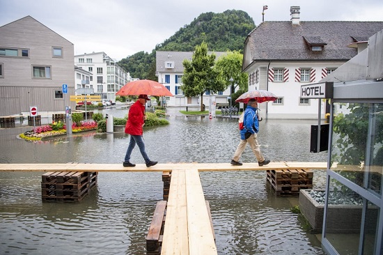 ساحة غمرتها الفيضانات على بحيرة في سويسرا