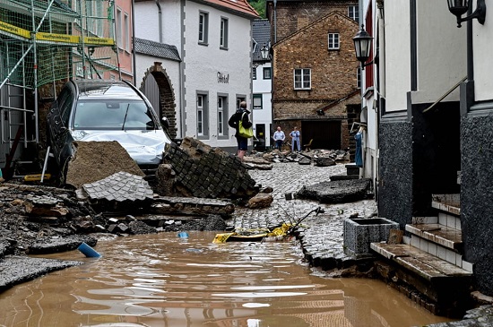 طريق متضرر بعد فيضان في مدينة باد مونستريفيل بألمانيا