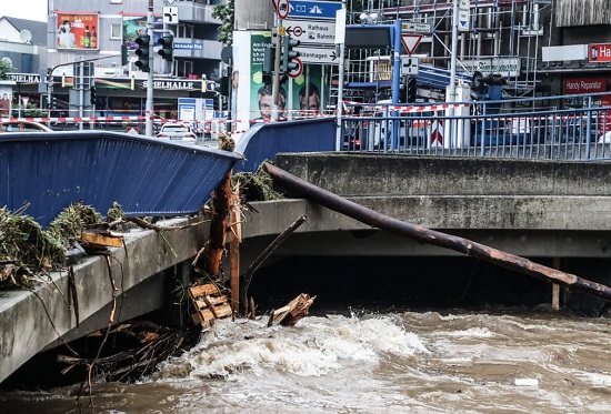 جسر متضرر بعد فيضان في هاغن بألمانيا
