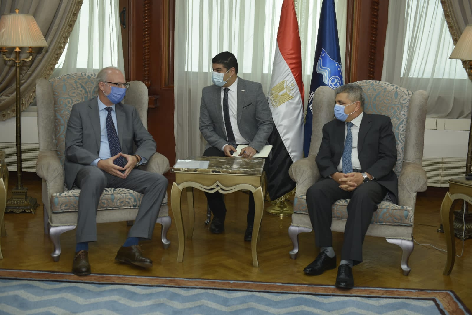 الفريق أسامة ربيع يلتقى السفير الأرجنتينى (1)