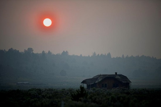 يتسبب الدخان الكثيف في توهج الشمس باللون الأحمر