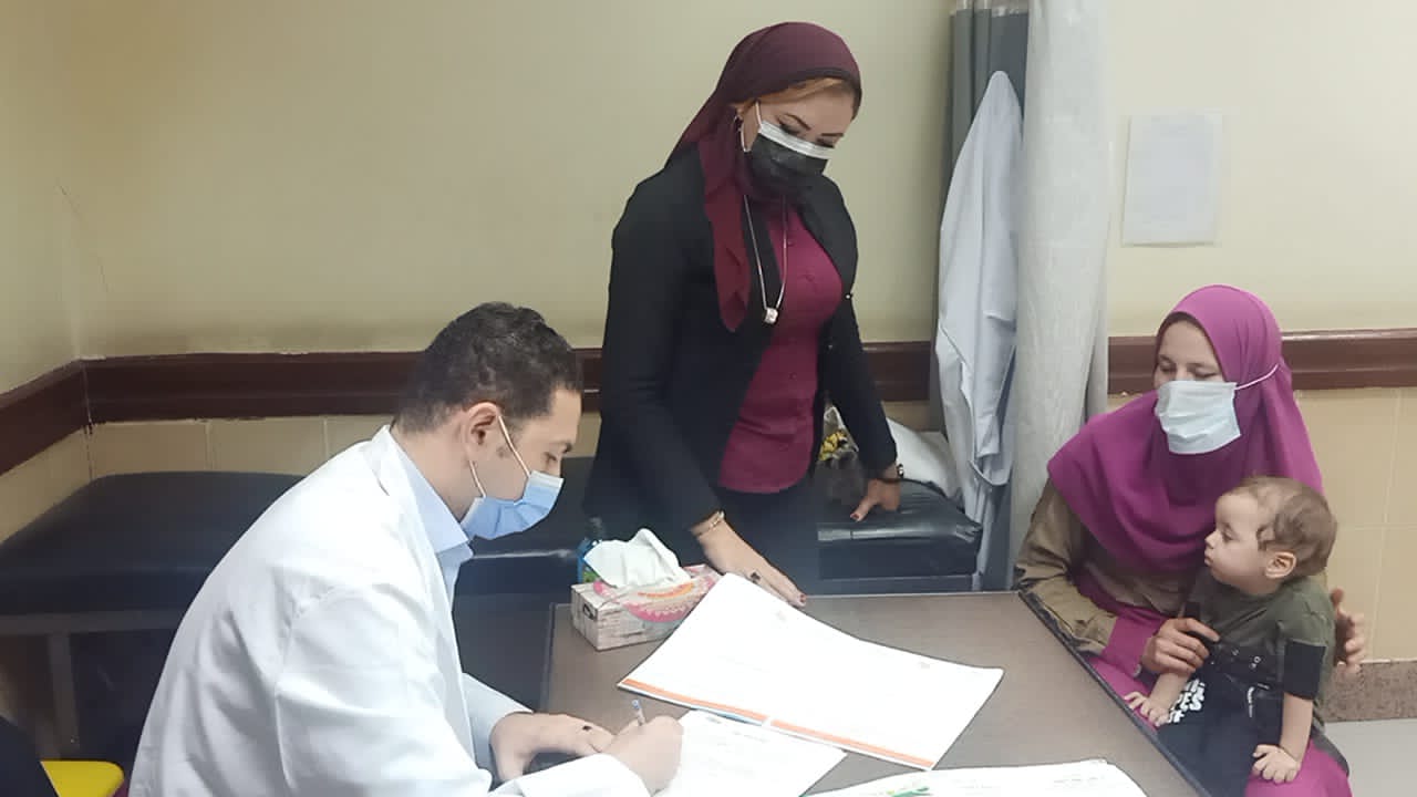 الدكتورة هبه حسن مدير العيادات تتابع الكشف