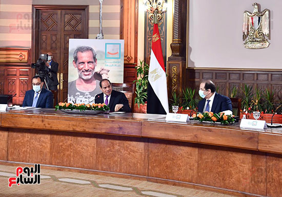  الرئيس عبد الفتاح السيسي اليوم مع مجموعة من رجال الأعمال المصريين (4)