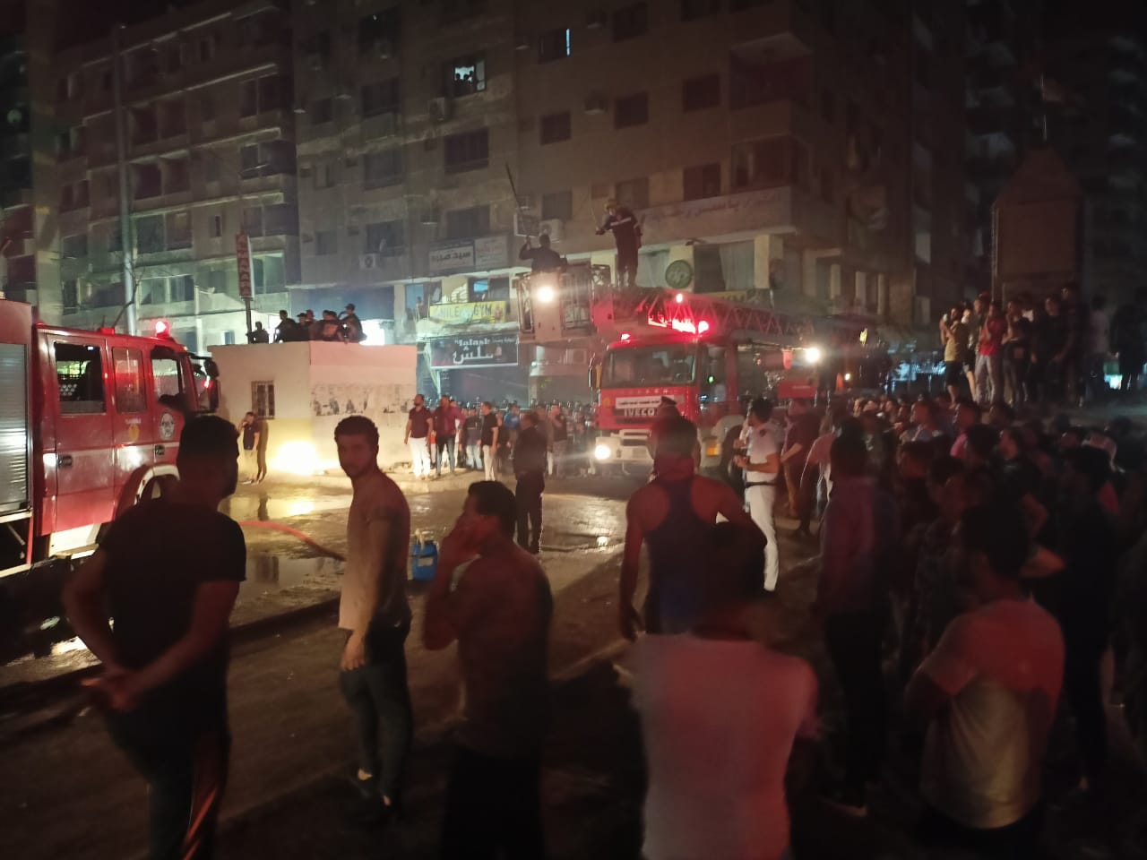 قوات الحماية المدنية فى مكان الحريق