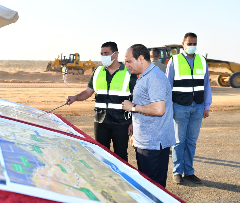 الرئيس السيسى يتفقد مشروعات تطوير شبكة محاور وطرق الساحل الشمالي (1)