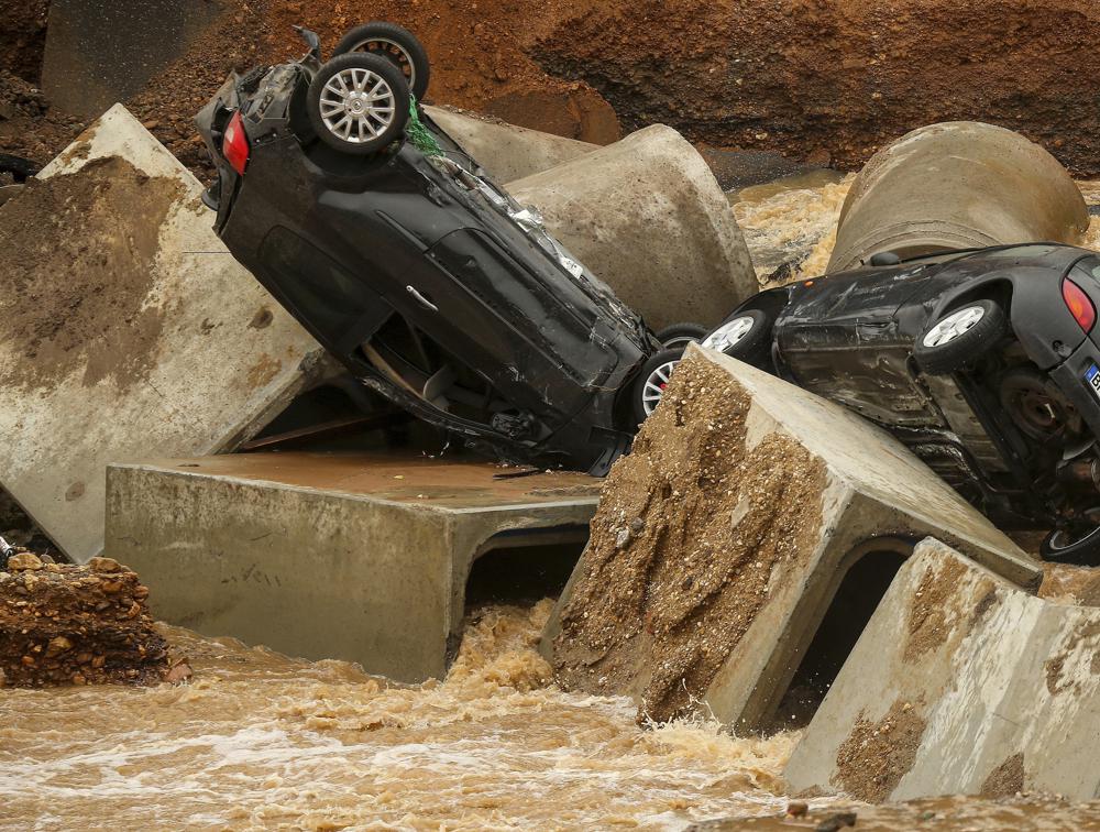 انقلاب سيارات بسبب الفيضانات