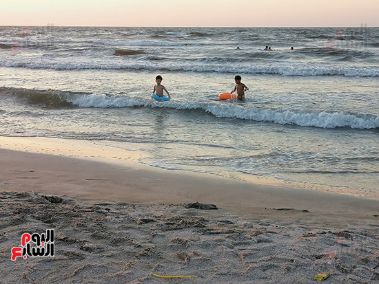 الأطفال-يلعبون-بالمياه-في-الشاطئ-ببورسعيد