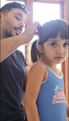 رامى عياش يربط شعر طفلته