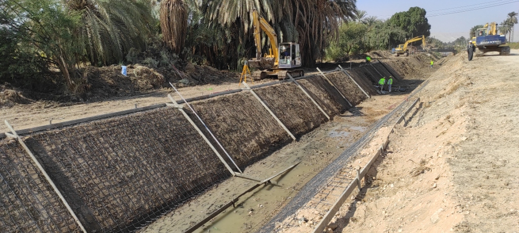 عمليات تبطين ترعة الجبل غرب الأقصر