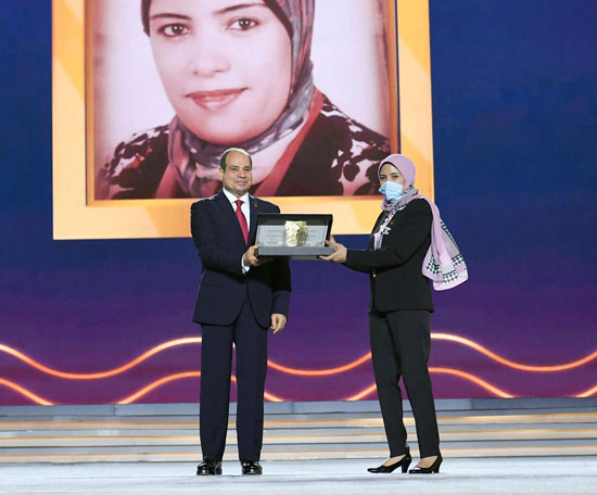 الرئيس السيسى يكرم الدكتورة زينب على محمد سلامة المتطوعة بمؤسسة حياة كريمة