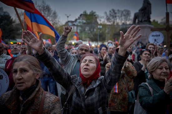 يتظاهر الناس في وسط يريفان ضد الحكومة الأرمينية