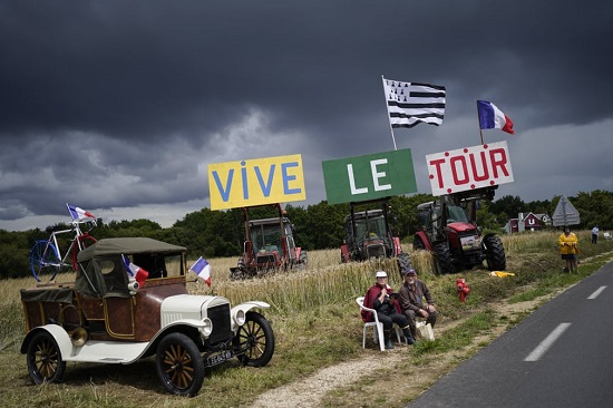 لافتة تقول Vive le Tour في طريقها من لوريان إلى بونتيفي