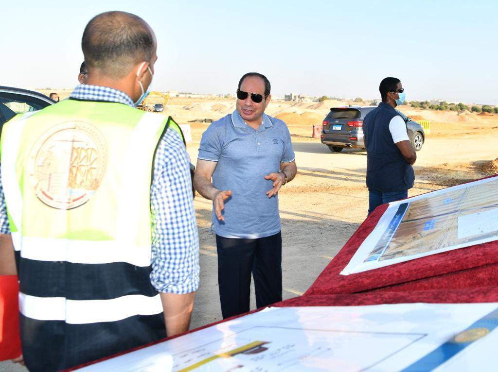 الرئيس السيسى يتفقد مشروعات تطوير شبكة محاور وطرق الساحل الشمالي (8)