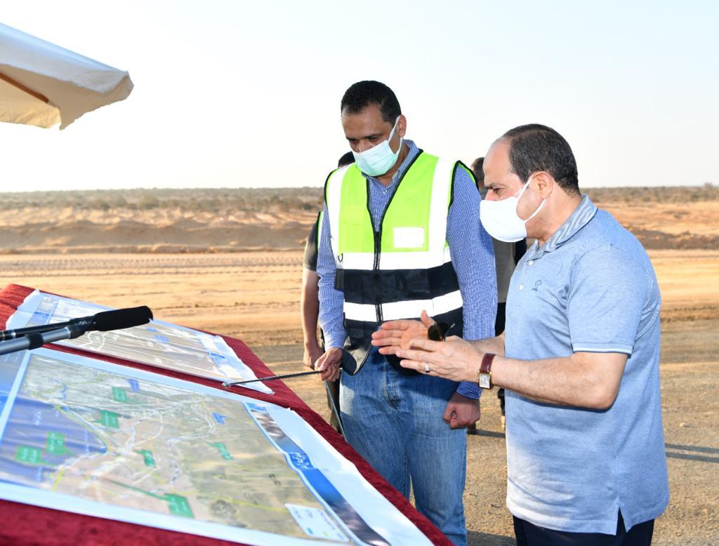 الرئيس السيسى يتفقد مشروعات تطوير شبكة محاور وطرق الساحل الشمالي (9)