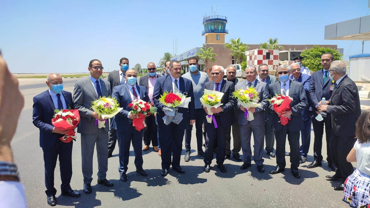 محافظ بورسعيد يستقبل أول رحلة قادمة من القاهرة بمطار بورسعيد