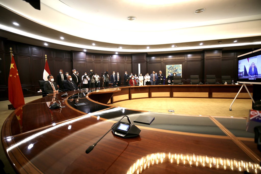 الوفدان المصرى والصينى يستمعان لمداخلة الرئيس السيسي الوفدان المصرى والصينى يستمعان لمداخلة الرئيس السيسي