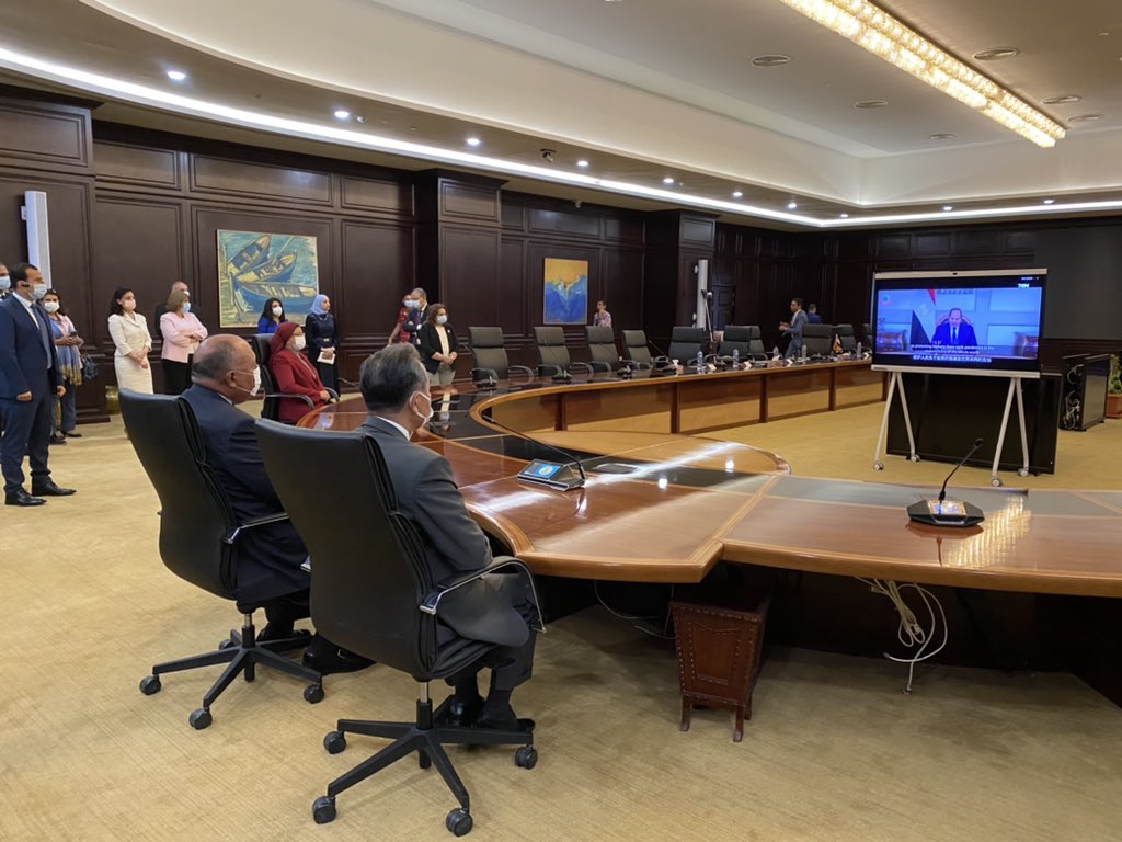 وزير خارجية الصين يستمع لحديث الرئيس السيسي وزير خارجية الصين يستمع لحديث الرئيس السيسي